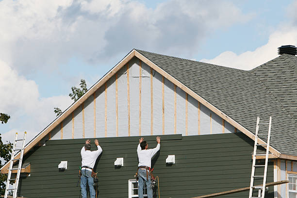 Professional Vinyl Siding technician working in Glencoe, IL